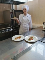 Студентка демонстрирует блюда Студентка демонстрирует блюда