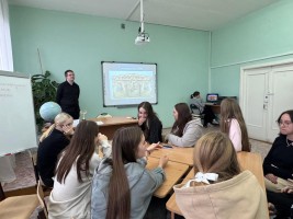 Педагог и студенты на интерактиве Педагог и студенты на интерактиве